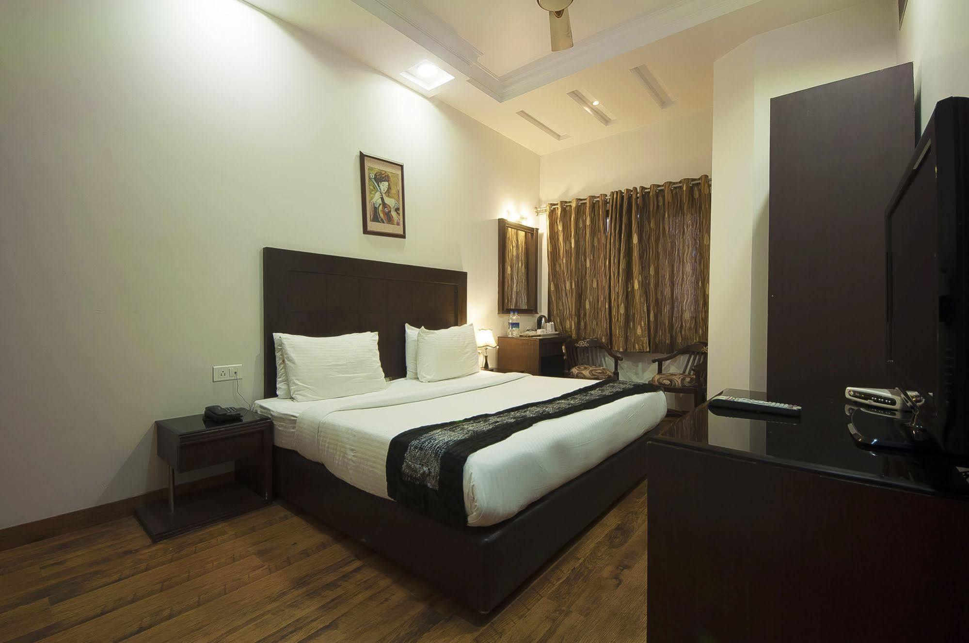 Hotel Prems Paradise Amritsar Buitenkant foto